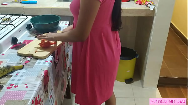 Me Quede Solo En Casa Con Mi Hermanastra Es Hora De Follarla Mientras Cocina thumbnail