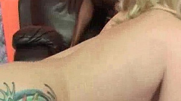 Nonton Blondes Sharing Black Cock thumbnail