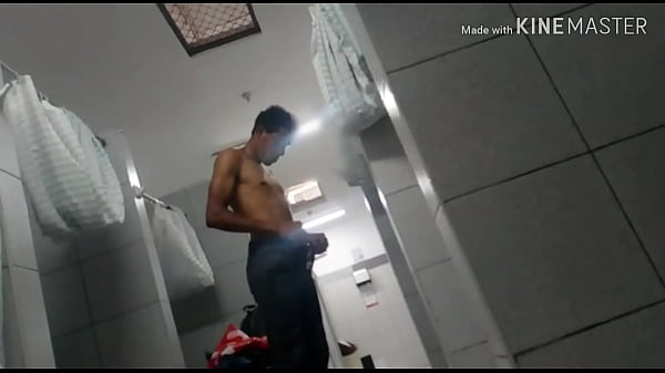 Nonton Viendo A Un Negro Pollon En La Ducha Cambiandose thumbnail