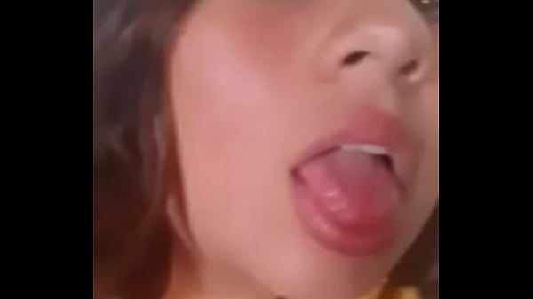 Elizabeth de cancun sacando la lengua 