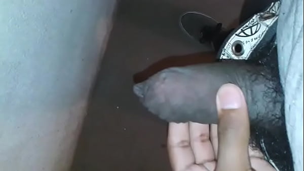 Mijando na escada do prédio