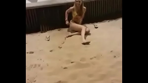 Se masturbando no cal&ccedil_adao da praia