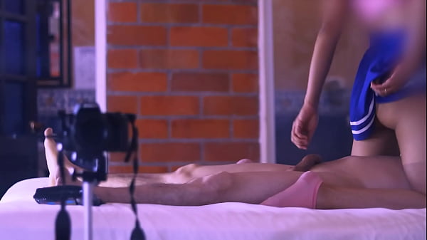 El estudiante y la madrastra intercambiaron caricias suaves en el sof&aacute_.