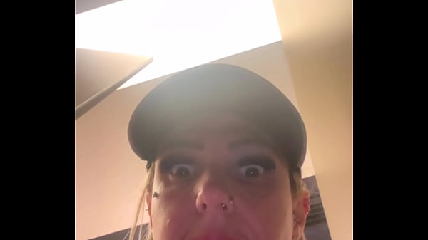 Play MP4 - Fodendo em p&uacute;blico de perto&excl; E andando pelo shopping de luxo com vibrador na buceta &period; N&atilde;o aguentei e fui pro banheiro gozar gostoso esguichei em todo lugar &period;