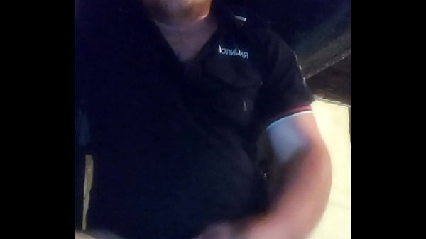 Видео с продажным полицейским попало в сеть: он дрочит свой член и пьет свежую сперму! Тайная жизнь русского полицейского гея!!! thumbnail