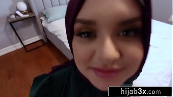 Nonton Shy Hijab-wearing Cutie Preparing For Her First American College Party thumbnail