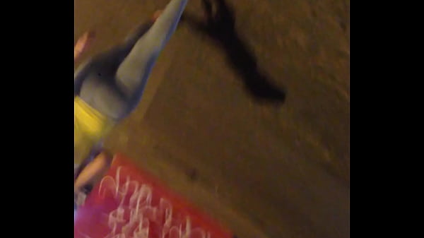 Gostosinha Andando Pela Rua thumbnail