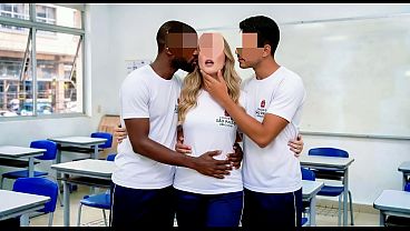 ALUNA PEGA COM DOIS ALUNOS EM SALA DE AULA EM SÃ_O PAULO