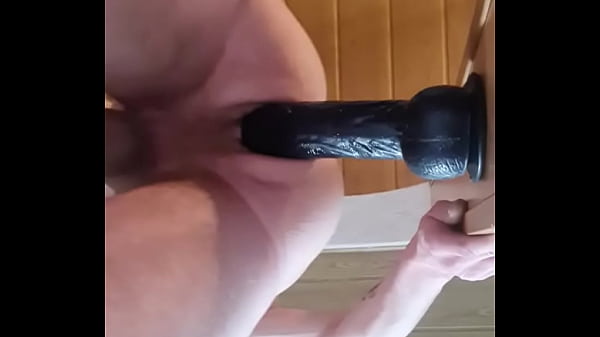 Daddy fickt sich mit xl Dildo im T&uuml_rrahmen in den arsch und spritzt ab