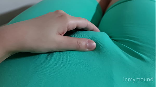 Nonton एक प्यारे बिल्ली के साथ किशोर. आप वैक्यूम-पैक लेगिंग के माध्यम से उसके बालों को उसकी चूत पर देख सकते हैं thumbnail