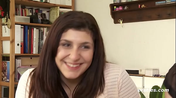 Nonton Ersties Pr&auml;sentiert Maria M And Julie. Sehen Sie Sich Das Hei&szlig;e Video An! thumbnail