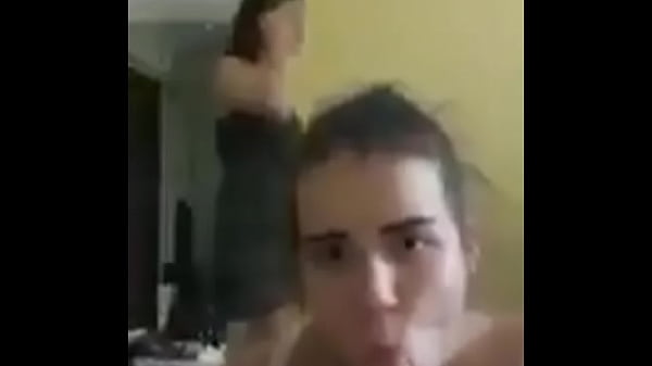 Elle suce ma bite devant