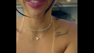 Depois do show, foi em casa que o meu Corninho gozou com um Fio Terra da sua Hotwife - Provoquei, mamei, deixei meu Corninho daquele jeito. Bastou eu encostar meu dedo no cuzinho para ele gozar