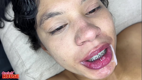 Casada novinha fazendo DP com um consolo na buceta e o pau do amante no c&uacute_