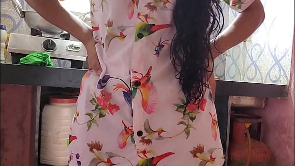 Nonton चाची की देसी स्टाइल मे खाना पकाते हुऐ चाचा ने चोदा thumbnail