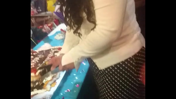 Espiando a una mujer gordita y muy sabrosa me ense&ntildea que trae debajo de la falda