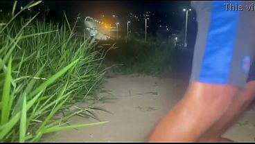 MINHA ESPOSA ENCONTROU COM 3 ESTRANHOS NA RUA DE TERRA DANDO UMA RAPIDINHA DEPOIS COMII ELA NA PRA&Ccedil;A ELA DA PRA UM MENDIGO 