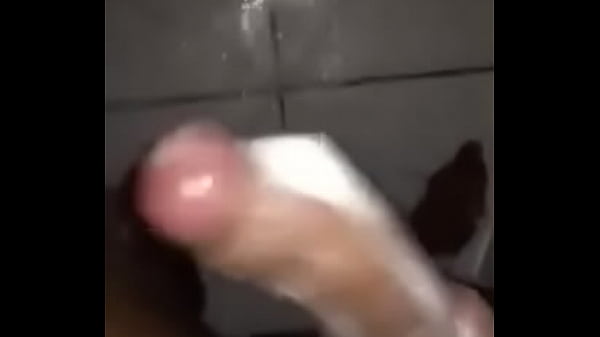 Gozando gostoso no banho