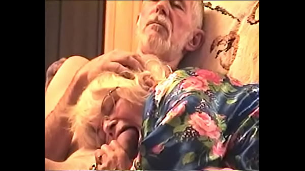 Nonton April 6 2006 Sucking Cock In Her Blue Flowered Robe At The Cottage thumbnail