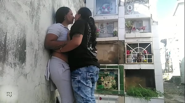 Nonton Chicas Gostosas No Perdonan Nada Y Tienen Sexo L&eacute;sbico En El Cementerio thumbnail