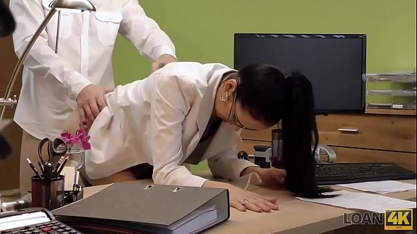 Loan4k. Une Brune Donne Sa Chatte &agrave; Un Agent Pour Acheter Du Mat&eacute;riel De Musique thumbnail