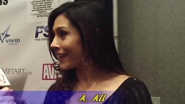 Nonton Huge Boobs Hot Milf Raylene Interviewed In The Avn Awards thumbnail