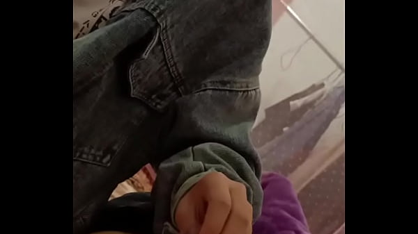 女朋友捏着我的阴茎不肯松开 thumbnail