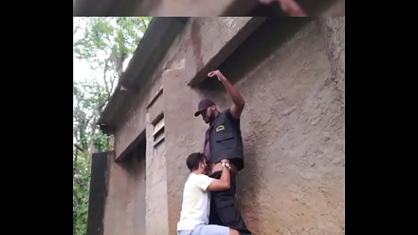 Seguran&ccedil;a Safado Colocou O Baixinho No Colo E Meteu Rola thumbnail