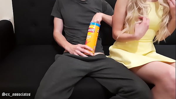 Nonton How To Prank/trick Girls With Pringles Can thumbnail