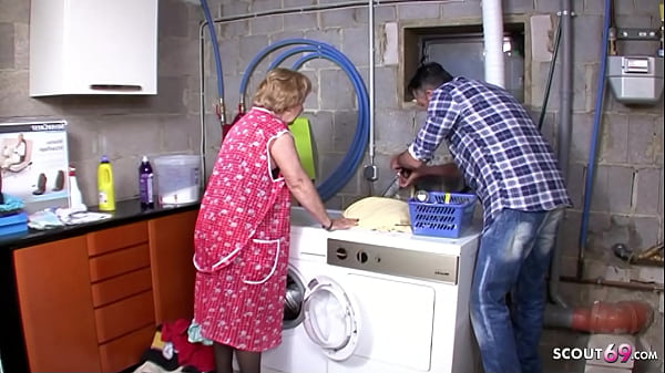 Nonton Deutsche Omi Mit Dicken Titten Von Jungspund Nach Der Hausarbeit Gev&ouml;gelt thumbnail