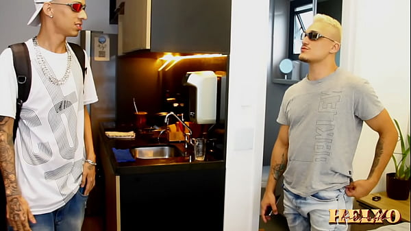 Flagrei O Marido Da Minha Amiga Tomando Banho, Tive Que Bater Uma Vendo thumbnail