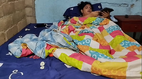 Nonton Follar Mi Vecino Y El Cornudo De Mi Marido Est&aacute; Trabajando thumbnail