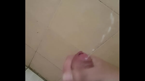 Se Masturba En El Ba&ntilde;o Latino thumbnail