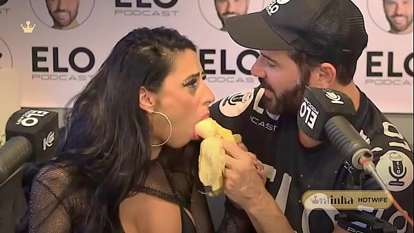 Rainha Hotwife Num Podcast Fazendo Um Boquete Babado Pro Apresentador thumbnail