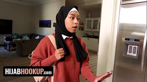Nonton Muslim Babe Freya Kennedy Learns About Sex thumbnail