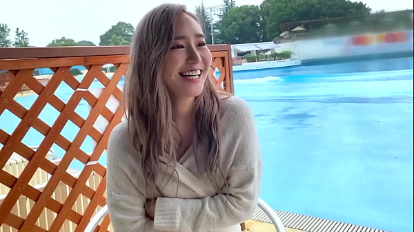 嬉しそうに見つめながらチンポを離さずガン舐めスタイル暑さを噴き飛ばす爽快潮吹き！！プルプルのhカップおっぱいとムチムチ美尻を揺らしまくりイキまくり！！ thumbnail