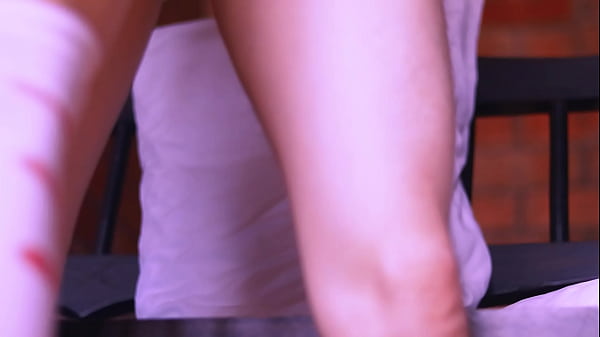 La Mejor Amiga Y El Profesor Compartieron Una Risa Suave Mientras Sus Manos Se Rozaban. thumbnail