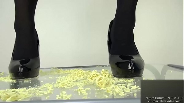 Pumps foodcrush Noodles into pieces 