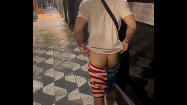 Exibindo meu corpo na praç_a Roosevelt em sã_o Paulo