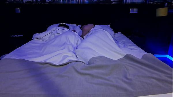 Esposa Latina Enojada Y Culona Comparte Cama Con El Amigo De Su Marido thumbnail