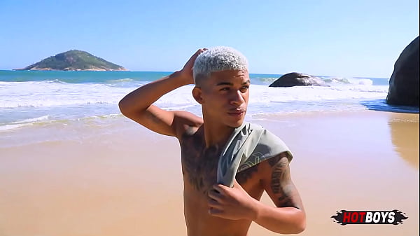 Dando pro dotado na praia de nudismo!