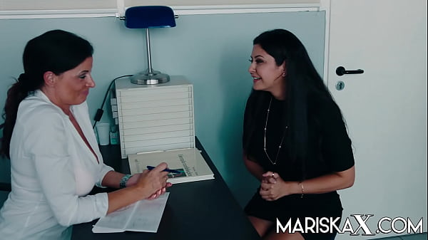 Nonton Two Busty Brunette Milfs Take Turns Milking Every Drop Of Cum From This Hard Cock thumbnail