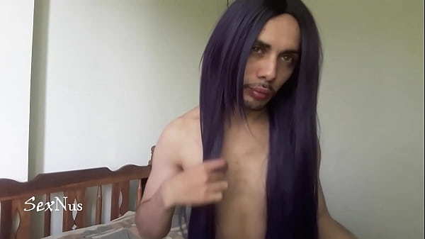 Chico Peina Su Cabello Para Salir A Trabajar De Transexual thumbnail