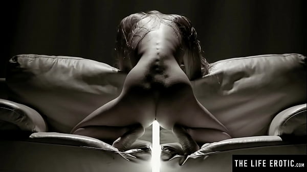 Nonton Stunning Naked Brunette Fingerbangs Herself To An Intense Orgasm thumbnail