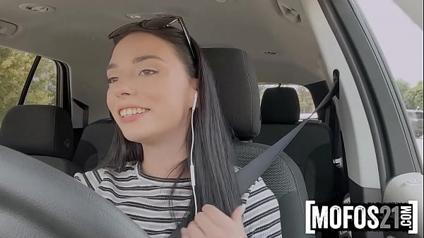 Nonton La Conductora De Uber Perfecta Est&aacute; Caliente Y Se Folla Al Cliente (gianna Ivy) - Mofos21 thumbnail