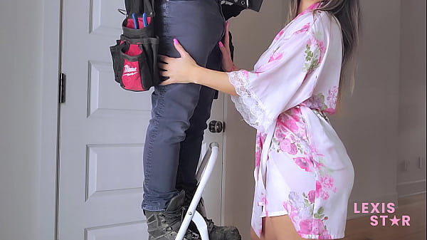 Nonton Milf Gives Blowjob To Construction Worker thumbnail
