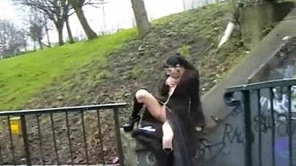 Nonton Skinny Goth Masturbating In Public For Tattooed English Amateur Flasher Thorn thumbnail