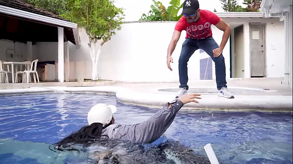 My boss helps me out of the pool and convinces me to fuck him! Laluceroficial 