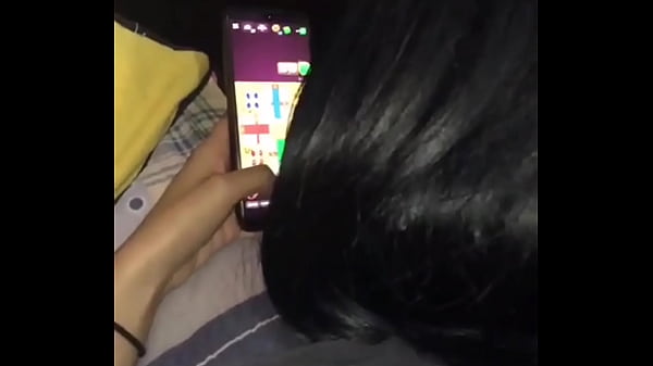 Tocando a mi hermanastra mientras juega parchis en su habitaci&oacute_n