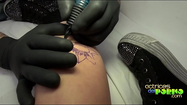 Nonton Follando Mientras La Tatuan thumbnail